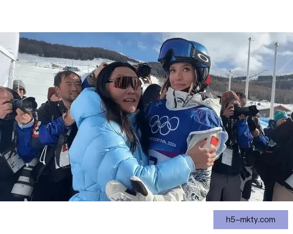 中国第五金谷爱凌拥抱母亲飞吻